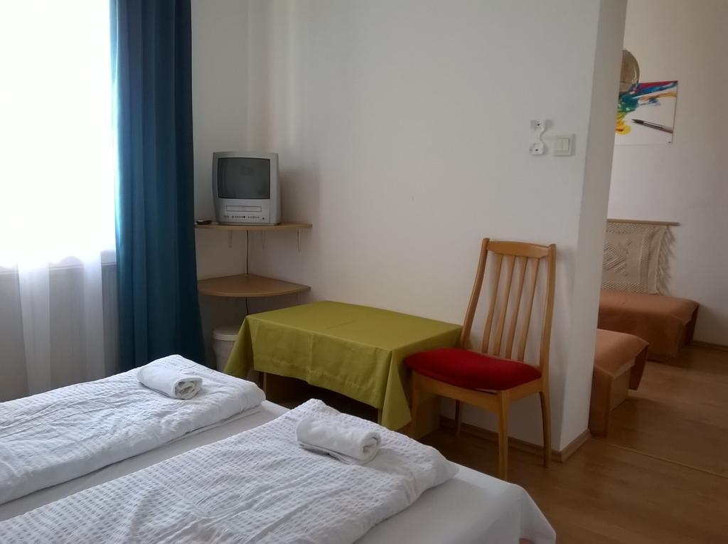 Parton Hotel & Bowling Tiszakécske Szoba fotó